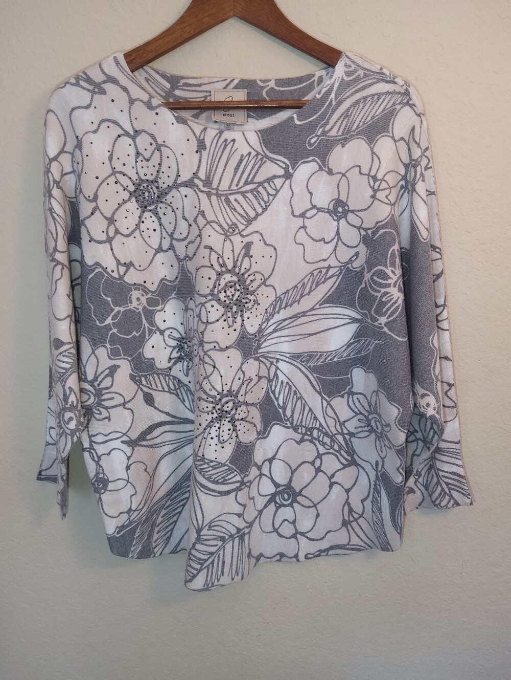 Sioni Sweater Womens XL Grey White Floral Rhinestone Studded Cozy Soft Knit